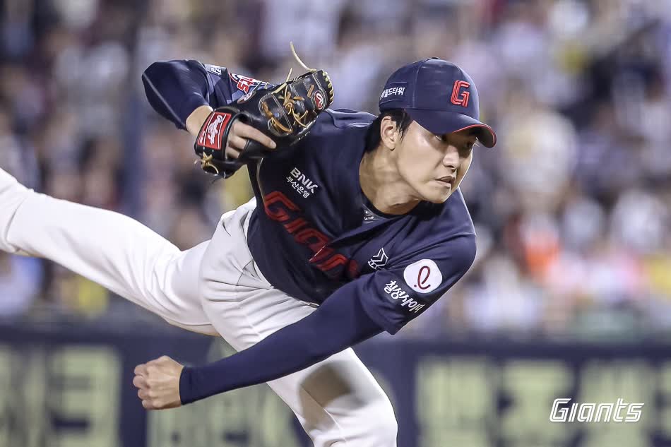 롯데 자이언츠 좌완 파이어볼러 홍민기가 19일 서울 잠실야구장에서 열린 2025 신한 SOL Bank KBO리그 LG 트윈스와의 팀 간 10차전에서 1.1이닝 무실점으로 홀드를 기록, 팀 승리에 힘을 보탰다. 사진 롯데 자이언츠