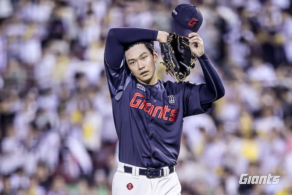 롯데 자이언츠 좌완 파이어볼러 홍민기가 19일 서울 잠실야구장에서 열린 2025 신한 SOL Bank KBO리그 LG 트윈스와의 팀 간 10차전에서 1.1이닝 무실점으로 홀드를 기록, 팀 승리에 힘을 보탰다. 사진 롯데 자이언츠