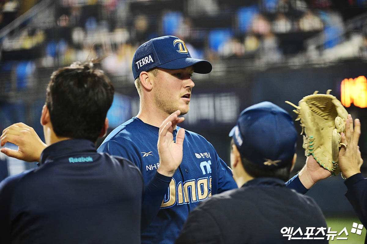 24일 오후 서울 송파구 잠실야구장에서 열린 '2025 신한 SOL Bank KBO리그' NC 다이노스와 LG 트윈스의 경기, 6회말 2사 1,2루 NC 선발투수 라일리가 LG 김현수를 내야 땅볼로 돌려세우며 이닝을 종료시킨 뒤 더그아웃으로 향하며 동료들과 하이파이브를 나누고 있다. 엑스포츠뉴스 DB