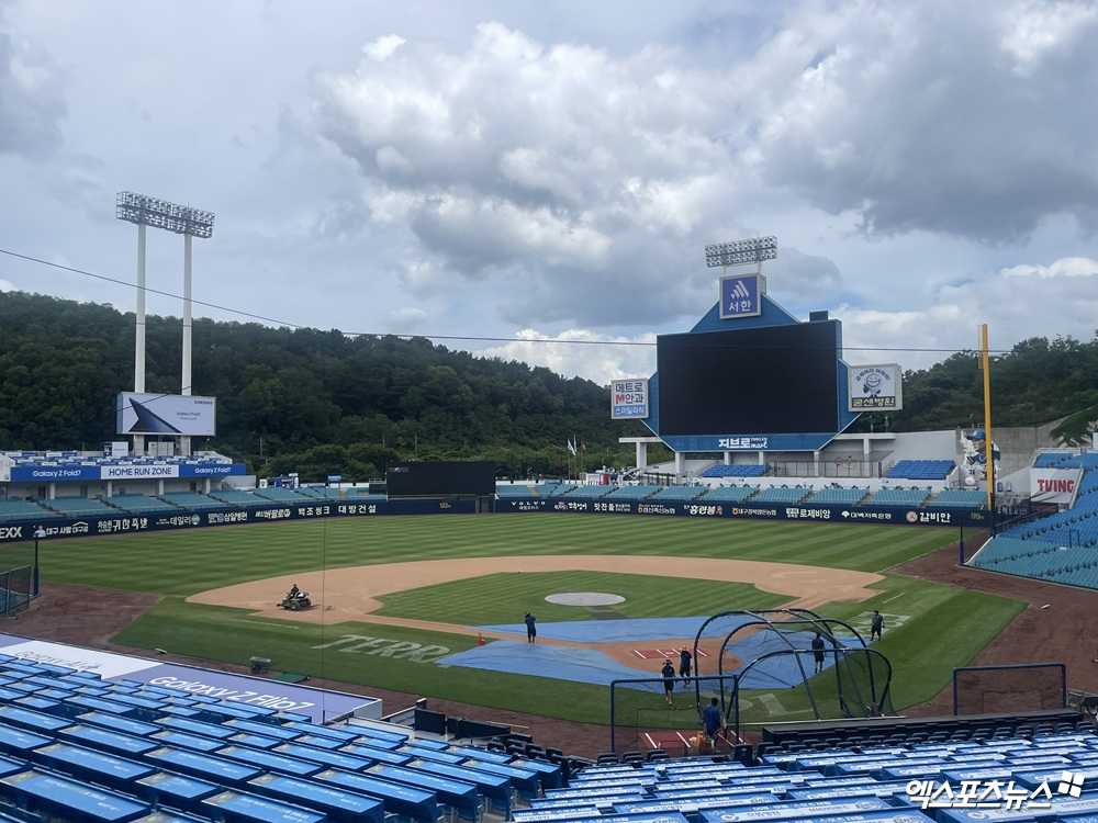 20일 삼성 라이온즈와 키움 히어로즈의 경기가 예정된 대구 삼성라이온즈파크에서 그라운드 정비 작업이 이뤄지고 있다. 대구, 최원영 기자