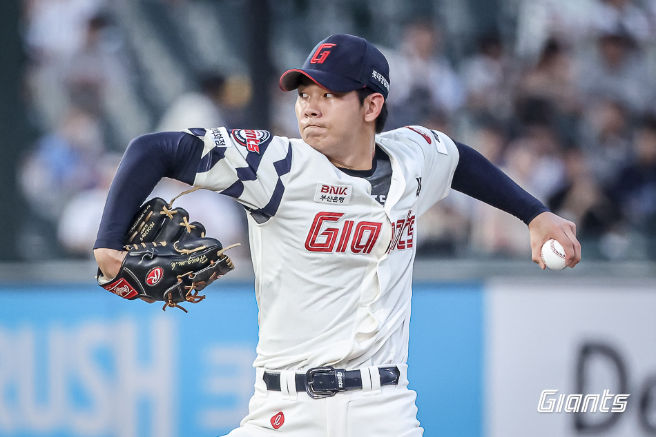 롯데 자이언츠 좌완 파이어볼러 유망주 홍민기가 지난 19일 잠실 LG 트윈스전에서 1.1이닝 무실점으로 홀드를 기록, 팀 승리에 힘을 보탰다. 사진 롯데 자이언츠