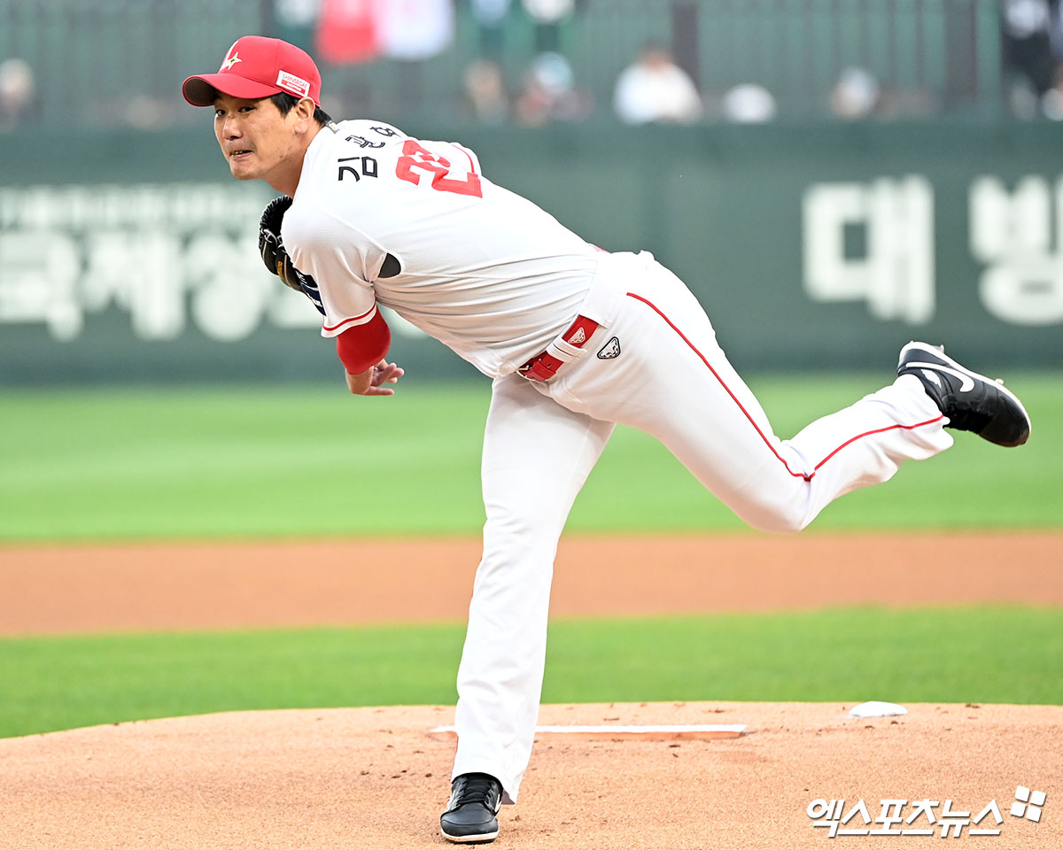 16일 오후 인천SSG랜더스필드에서 열린 '2024 신한 SOL Bank KBO리그' KIA 타이거즈와 SSG 랜더스의 경기, 1회초 SSG 선발투수 김광현이 공을 힘차게 던지고 있다. 엑스포츠뉴스DB