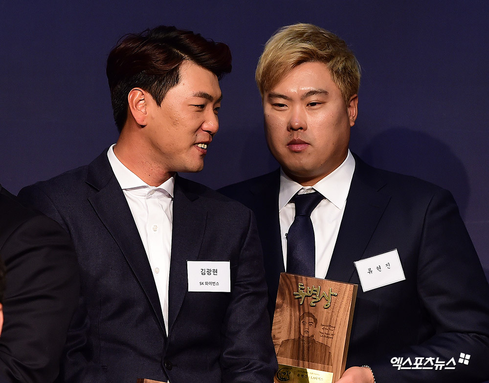 서울 여의도동 콘래드 서울에서 열린 '2019 조아제약 프로야구대상 시상식'에 참석한 김광현과 류현진이 대화를 나누고 있다. 엑스포츠뉴스DB