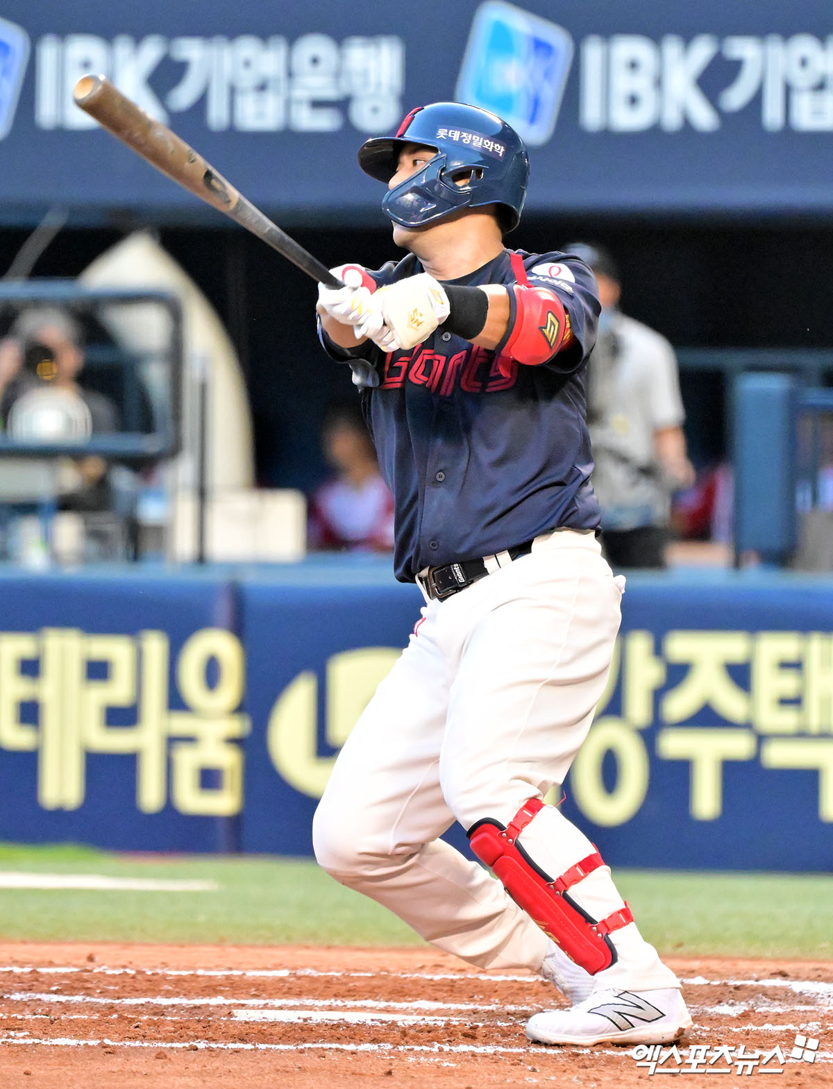 롯데 자이언츠 베테랑 내야수 김민성이 20일 서울 잠실야구장에서 열린 2025 신한 SOL Bank KBO리그 LG 트윈스와의 팀 간 11차전에서 6회초 동점 1타점 적시타를 기록했다. 사진 김한준 기자
