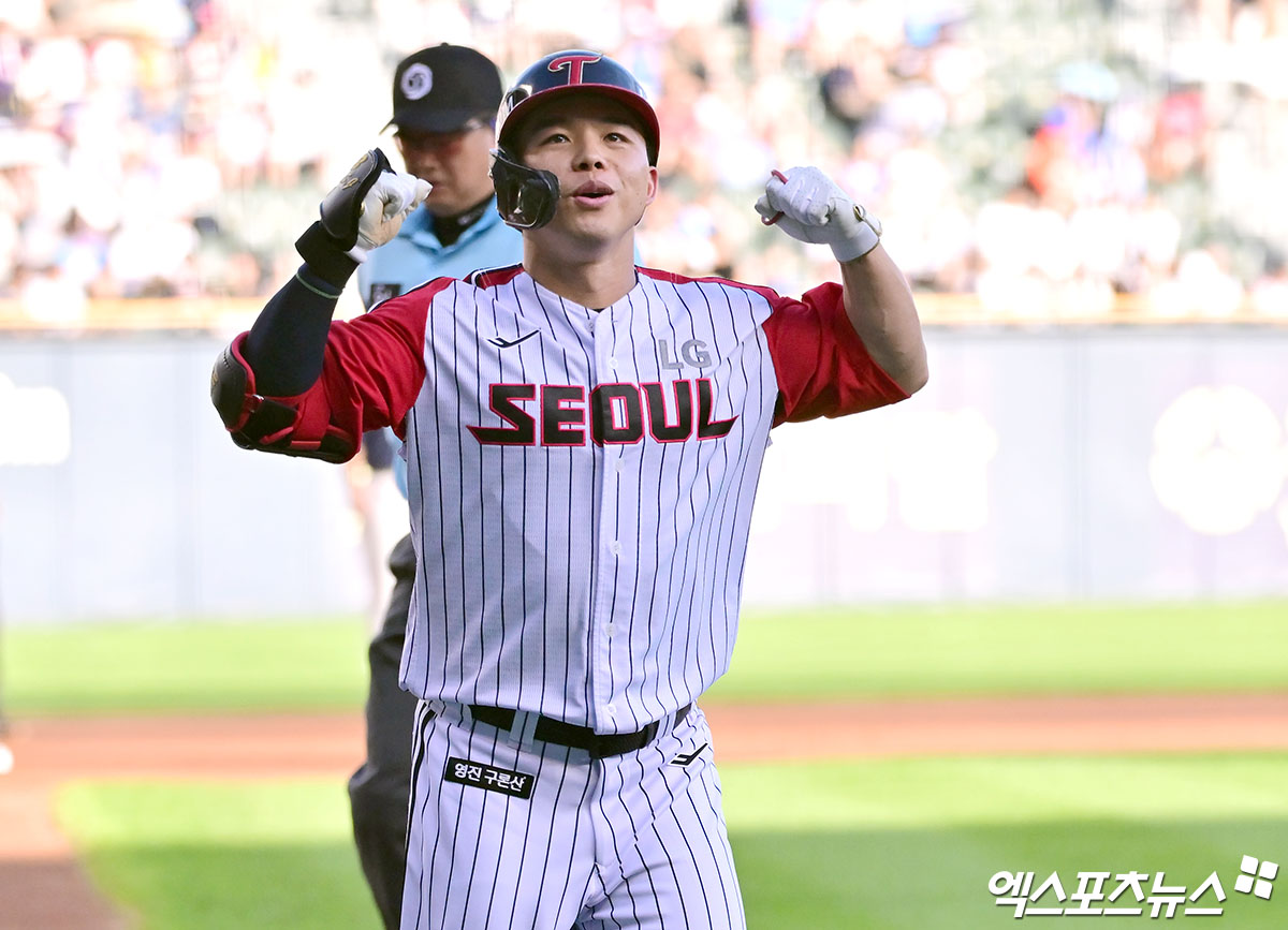 LG 트윈스 외야수 문성주가 20일 서울 잠실야구장에서 열린 2025 신한 SOL Bank KBO리그 롯데 자이언츠와의 팀 간 11차전에 2번타자 겸 우익수로 선발출전, 4타수 3안타 2타점 2득점을 기록했다. 사진 김한준 기자