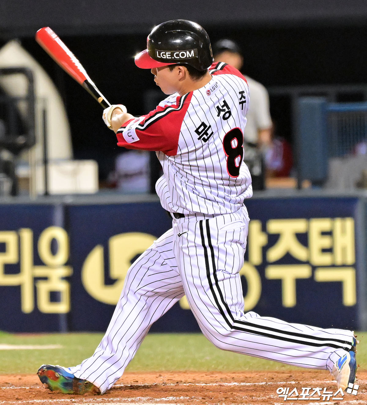 LG 트윈스 외야수 문성주가 20일 서울 잠실야구장에서 열린 2025 신한 SOL Bank KBO리그 롯데 자이언츠와의 팀 간 11차전에 2번타자 겸 우익수로 선발출전, 4타수 3안타 2타점 2득점을 기록했다. 사진 김한준 기자