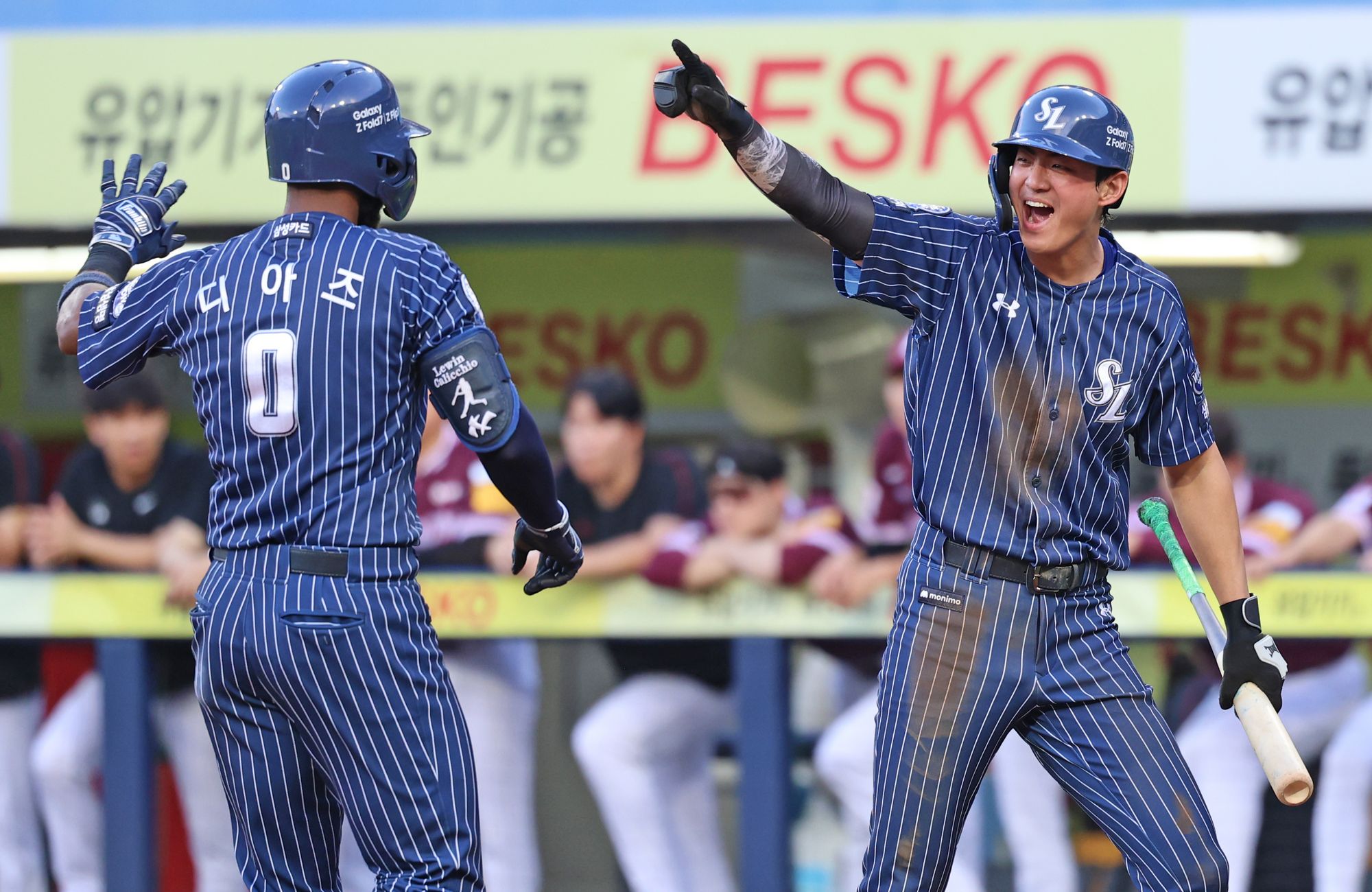 삼성 라이온즈 르윈 디아즈가 20일 대구 키움 히어로즈전에서 홈런을 친 뒤 홈으로 들어오자 구자욱이 반겨주고 있다. 삼성 라이온즈