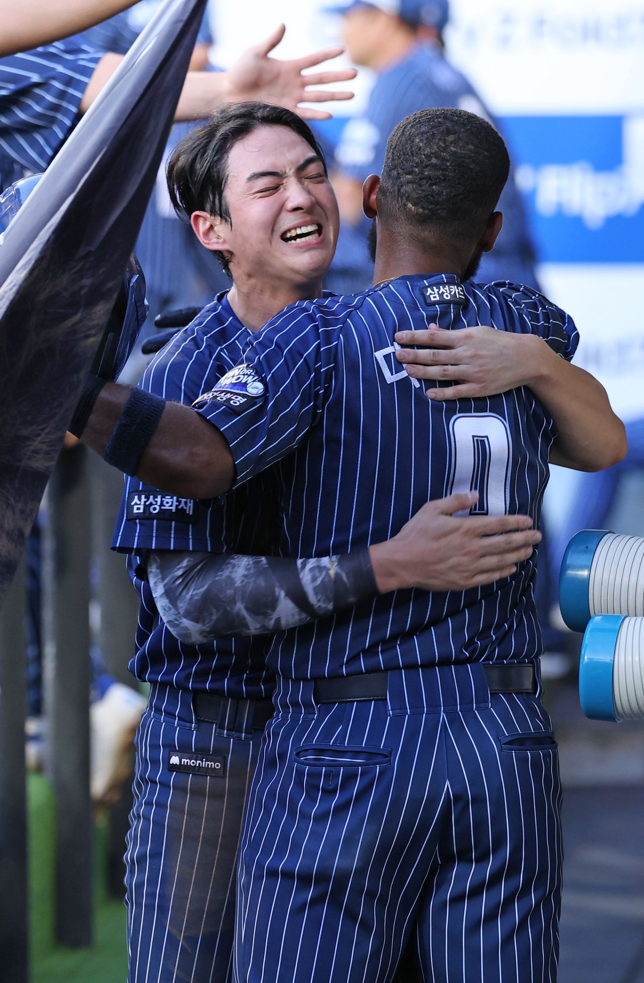 삼성 라이온즈 르윈 디아즈와 구자욱이 20일 대구 키움 히어로즈전에서 점수를 낸 뒤 포옹하고 있다. 삼성 라이온즈