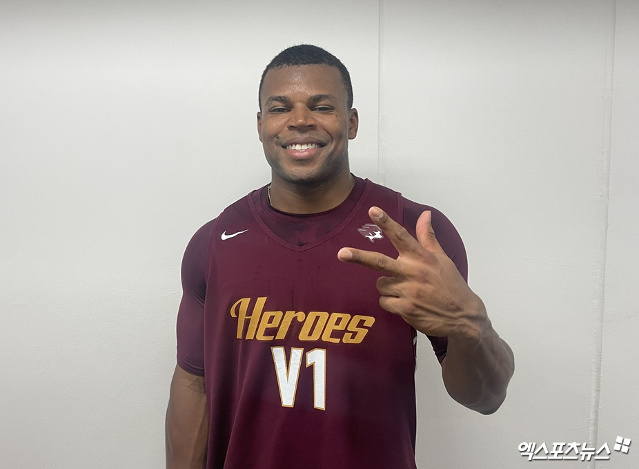 키움 히어로즈 스톤 개랫이 20일 대구 삼성 라이온즈전을 앞두고 은퇴 의사를 밝힌 뒤 인터뷰 후 기념촬영하고 있다. 대구, 최원영 기자