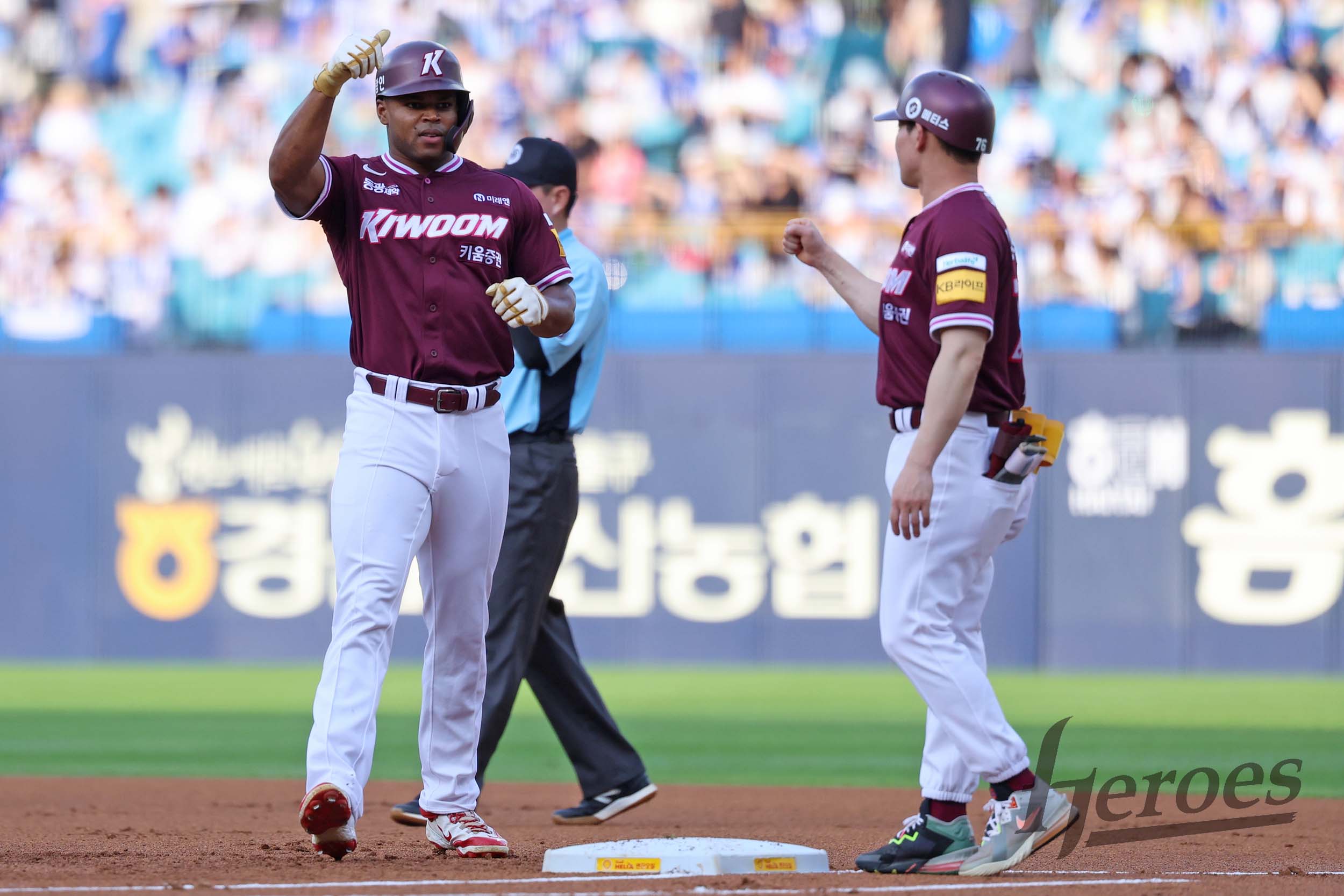 키움 히어로즈 스톤 개랫이 20일 대구 삼성 라이온즈전에서 타격 후 세리머니하고 있다. 키움 히어로즈