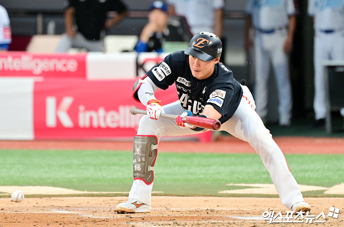 지난 18일 오후 수원KT위즈파크에서 열린 '2025 신한 SOL Bank KBO리그' 한화 이글스와 KT 위즈의 경기, 2회초 무사 1,2루 한화 하주석이 번트를 시도하고 있다. 엑스포츠뉴스 DB