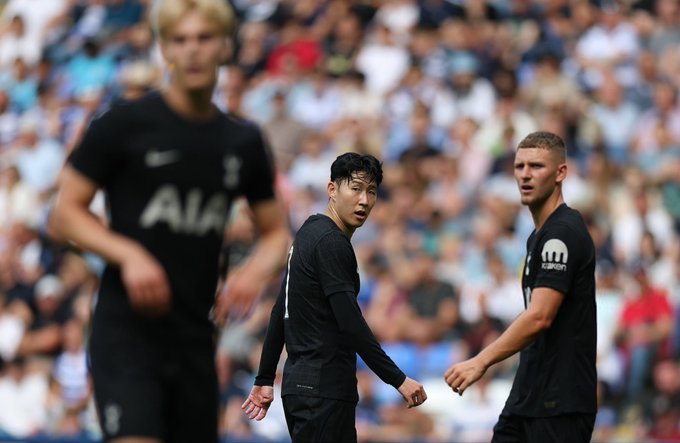 손흥민은 지난 19일 레딩과의 프리시전 친선 경기에서 경기장을 누빈 45분 동안 총 25번의 볼 터치를 기록했으나, 3회의 드리블 시도는 모두 실패로 돌아갔고, 14회의 패스 중 정확한 패스는 9회에 불과했다. 패스 성공률은 64%로 낮았고, 총 11회나 공을 빼앗겼다. 이에 영국 매체 TBR 풋볼은 해당 수치를 이유로 토트넘이 이번 여름 손흥민에게 적절한 이적 제안이 도달할 경우 매각을 고려하고 있다고 분석했다. 연합뉴스