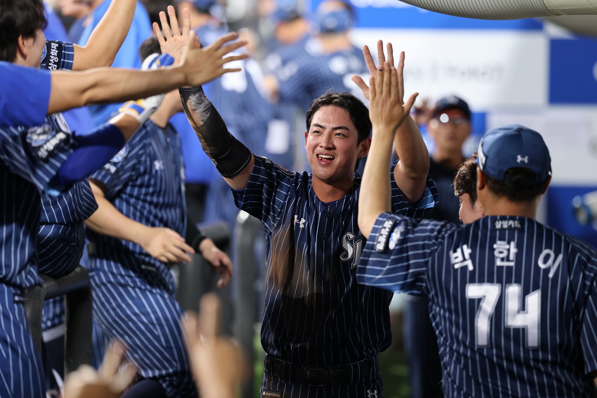 삼성 라이온즈 구자욱이 지난 20일 대구 키움 히어로즈전에서 득점 후 동료들과 하이파이브하고 있다. 삼성 라이온즈