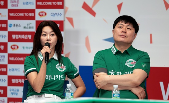 '웰컴저축은행 PBA 팀리그 2025-2026' 미디어데이에 참석한 하나카드 소속 김가영이 취재진의 질문에 답변하고 있다. PBA