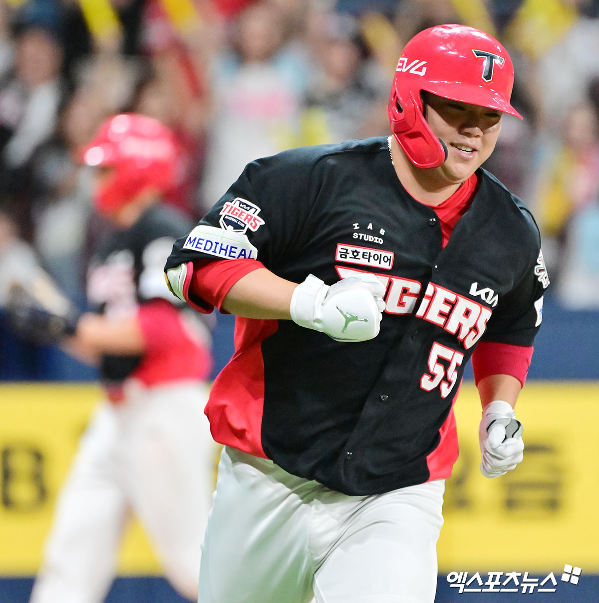 26일 오후 서울 구로구 고척스카이돔에서 열린 '2025 신한 SOL Bank KBO리그' KIA 타이거즈와 키움 히어로즈의 경기, 7회초 1사 3루 KIA 한준수가 동점 적시타를 날리고 있다. 엑스포츠뉴스 DB