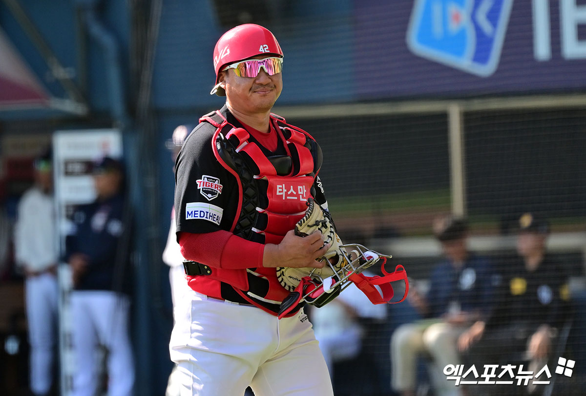 20일 오후 서울 송파구 잠실야구장에서 열린 '2025 신한 SOL Bank KBO리그' KIA 타이거즈와 두산 베어스의 경기, 5회말 2사 1루 KIA 김태군이 두산 정수빈의 2루 도루를 저지한 후 더그아웃으로 향하고 있다. 엑스포츠뉴스 DB