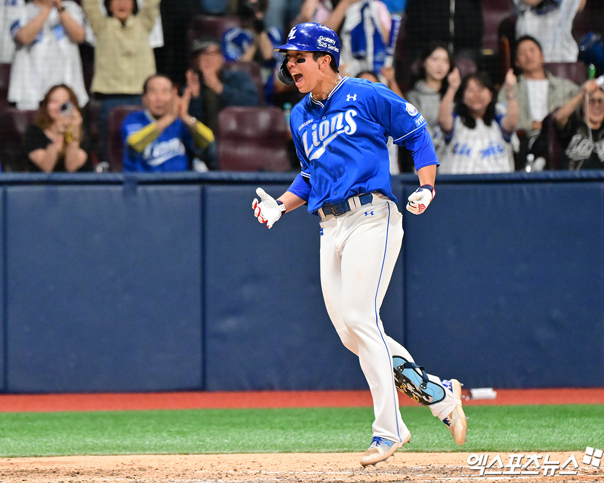 20일 오후 서울 구로구 고척스카이돔에서 열린 '2025 신한 SOL Bank KBO리그' 삼성 라이온즈와 키움 히어로즈의 경기, 9회초 1사 삼성 김영웅이 솔로 홈런을 날린 후 기뻐하고 있다. 엑스포츠뉴스 DB