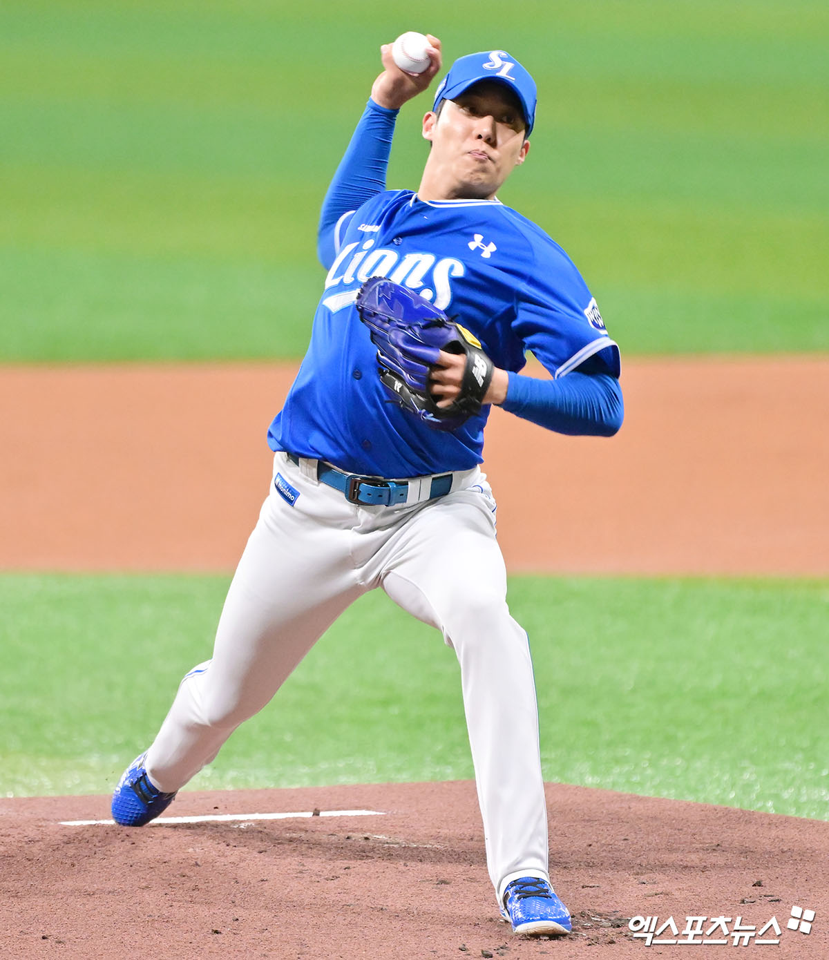 20일 오후 서울 구로구 고척스카이돔에서 열린 '2025 신한 SOL Bank KBO리그' 삼성 라이온즈와 키움 히어로즈의 경기, 1회말 삼성 선발투수 원태인이 공을 힘차게 던지고 있다. 엑스포츠뉴스 DB