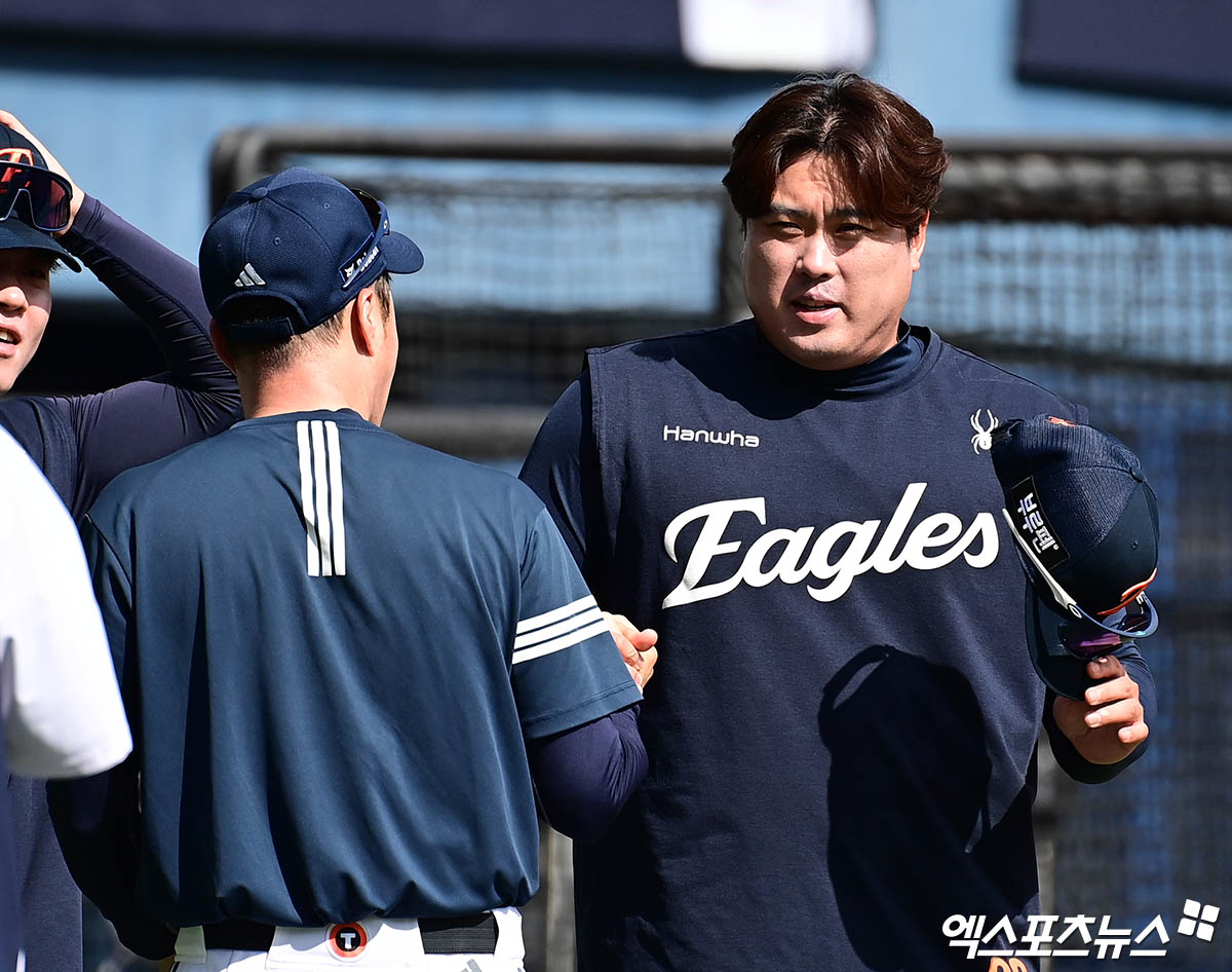 두산 베어스 조성환 감독대행이 22일 서울 잠실야구장에서 한화 이글스와 홈경기를 앞두고 한화 류현진과 인사를 나누고 있다. 잠실, 박지영 기자