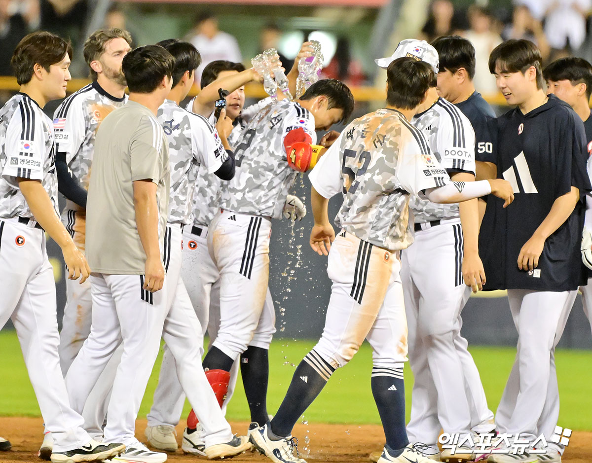 두산 베어스 선수들이 올해 정규시즌 경기에서 승리한 뒤 세리머니하고 있다. 엑스포츠뉴스 DB