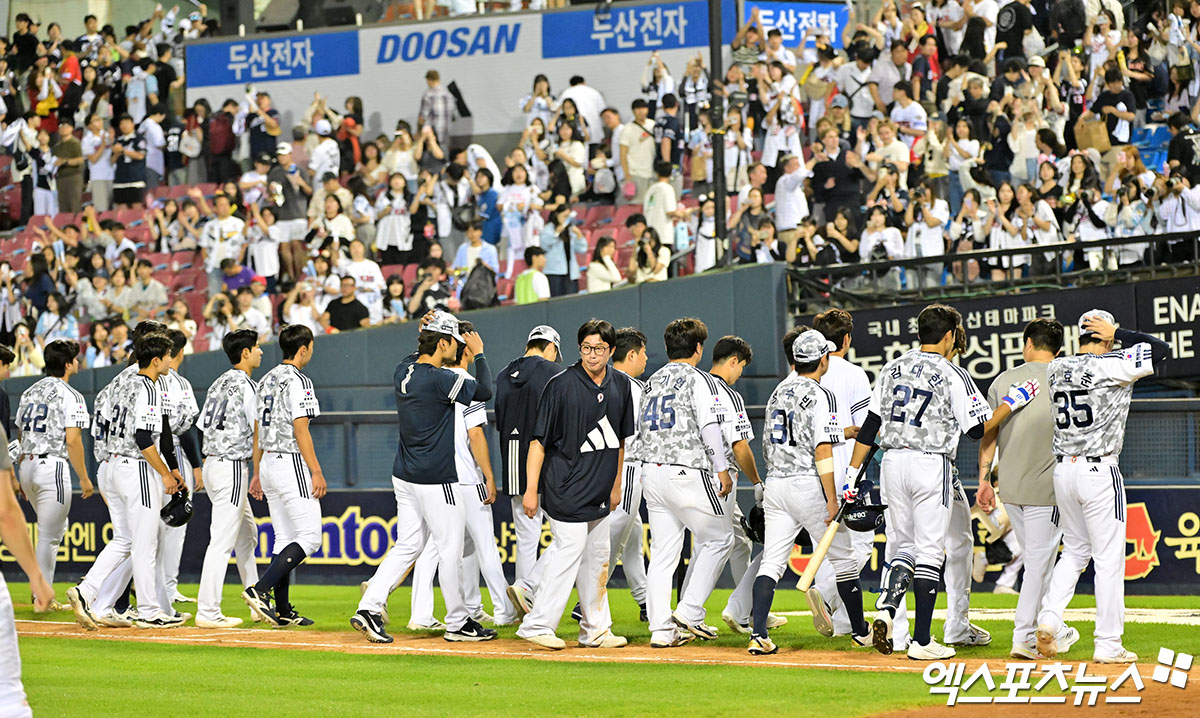 두산 베어스 선수들이 올해 정규시즌 경기를 마친 뒤 팬들에게 인사하고 있다. 엑스포츠뉴스 DB