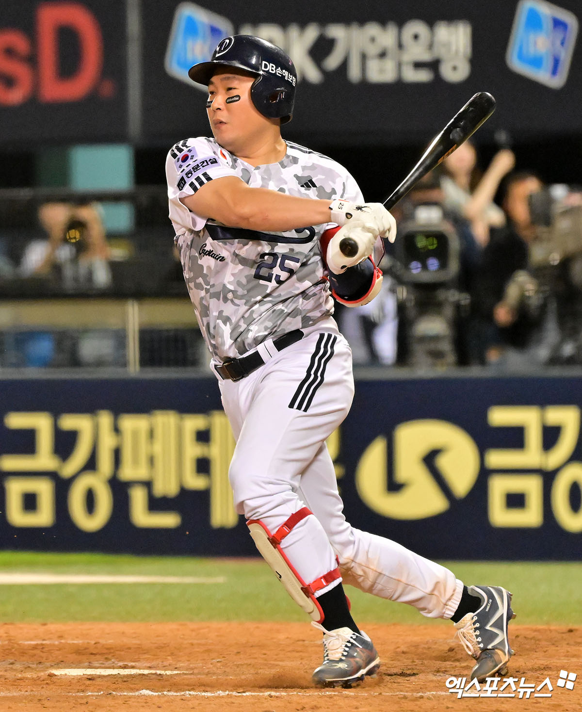 두산 베어스 양의지가 올해 정규시즌 경기에서 타격하고 있다. 엑스포츠뉴스 DB