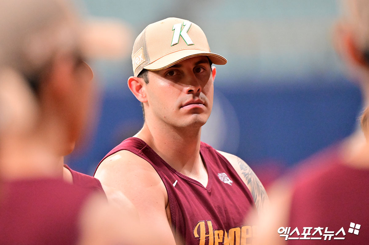 22일 오후 서울 구로구 고척스카이돔에서 열리는 '2025 신한 SOL Bank KBO리그' 롯데 자이언츠와 키움 히어로즈의 경기, 키움 카디네스가 미팅을 갖고 있다. 엑스포츠뉴스 고척, 김한준 기자