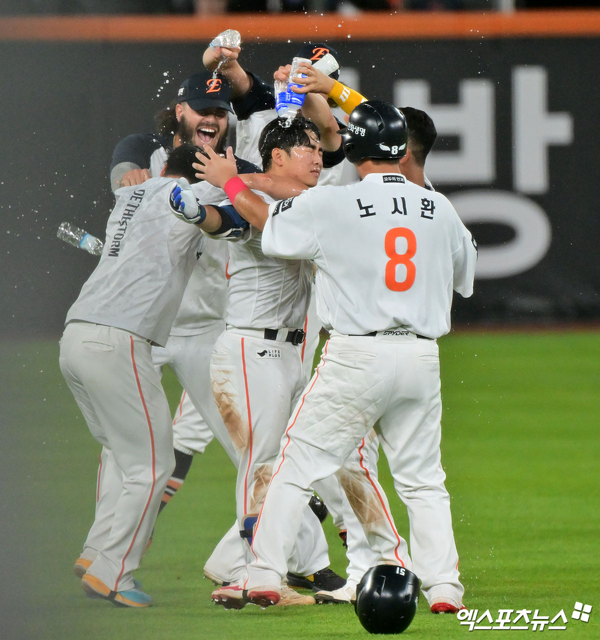 한화 이글스 선수들이 올해 정규시즌 경기에서 승리한 뒤 세리머니하고 있다. 엑스포츠뉴스 DB