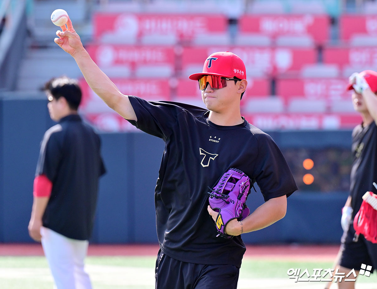 22일 오후 수원KT위즈파크에서 열리는 '2025 신한 SOL Bank KBO리그' KIA 타이거즈와 KT 위즈의 경기, KIA 김도영이 캐치볼을 하고 있다. 엑스포츠뉴스 DB