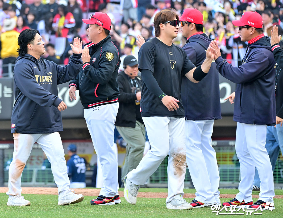 22일 오후 광주기아챔피언스필드에서 열린 '2025 신한 SOL Bank KBO리그' NC 다이노스와 KIA 타이거즈의 개막전 경기, KIA가 8회에만 8점을 몰아치며 NC에 9:2 승리를 거뒀다.  이날 경기에서 승리한 KIA 이범호 감독이 선수들과 하이파이브를 하고 있다. 엑스포츠뉴스 DB
