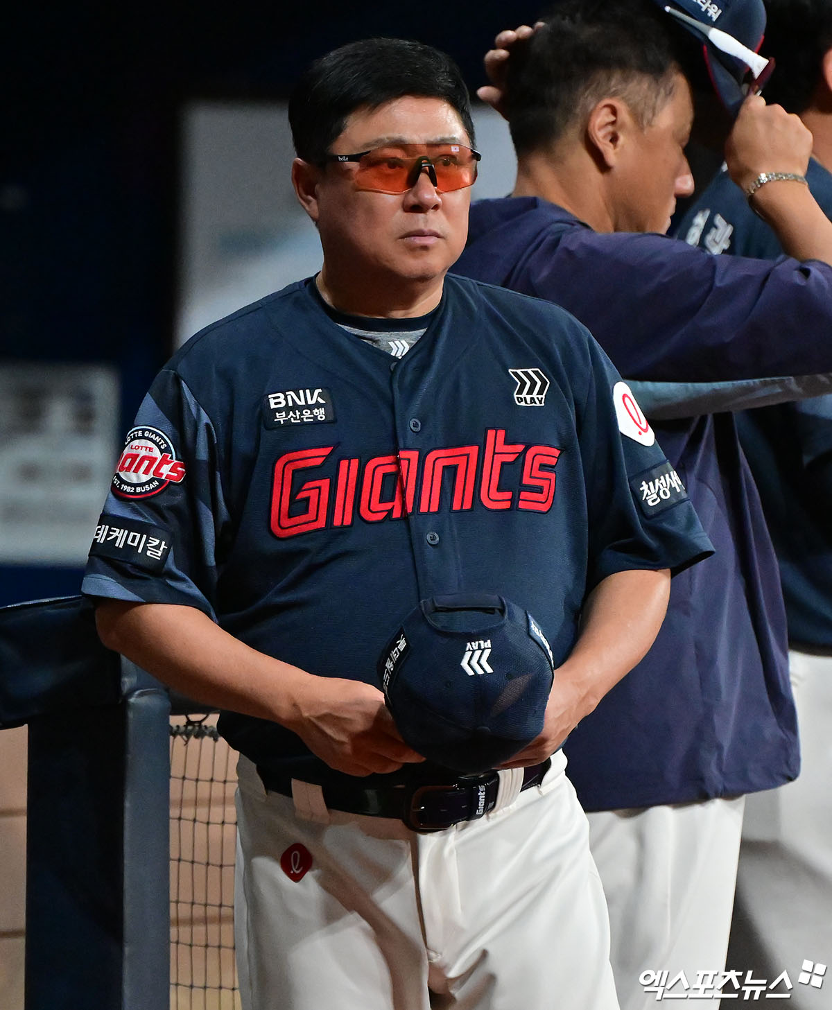 22일 오후 서울 구로구 고척스카이돔에서 열린 '2025 신한 SOL Bank KBO리그' 롯데 자이언츠와 키움 히어로즈의 경기, 롯데 김태형 감독이 키움 더그아웃을 바라보고 있다. 엑스포츠뉴스 고척, 김한준 기자