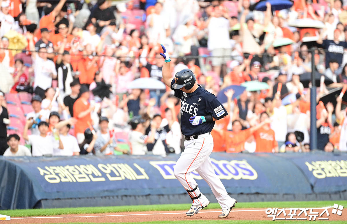 22일 오후 서울 송파구 잠실야구장에서 열린 '2025 신한 SOL Bank KBO리그' 한화 이글스와 두산 베어스의 경기, 2회초 한화 선두타자 노시환이 두산 선발투수 잭 로그 상대로 솔로 홈런을 때려낸 뒤 베이스를 돌며 세리머니를 하고 있다. 잠실, 박지영 기자