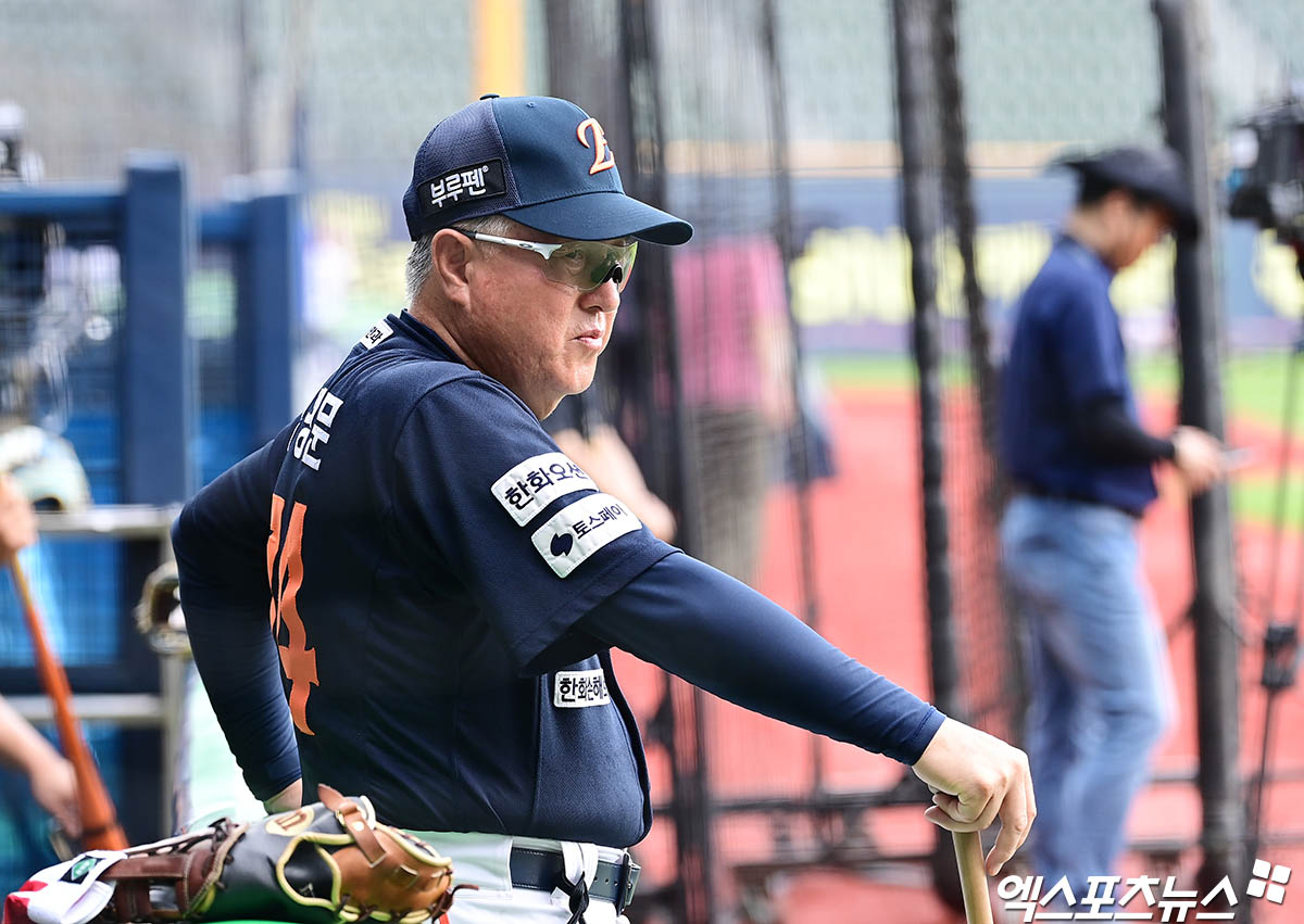 22일 오후 서울 송파구 잠실야구장에서 열리는 '2025 신한 SOL Bank KBO리그' 한화 이글스와 두산 베어스의 경기에 앞서 한화 김경문 감독이 선수단 훈련을 지켜보고 있다. 잠실, 박지영 기자