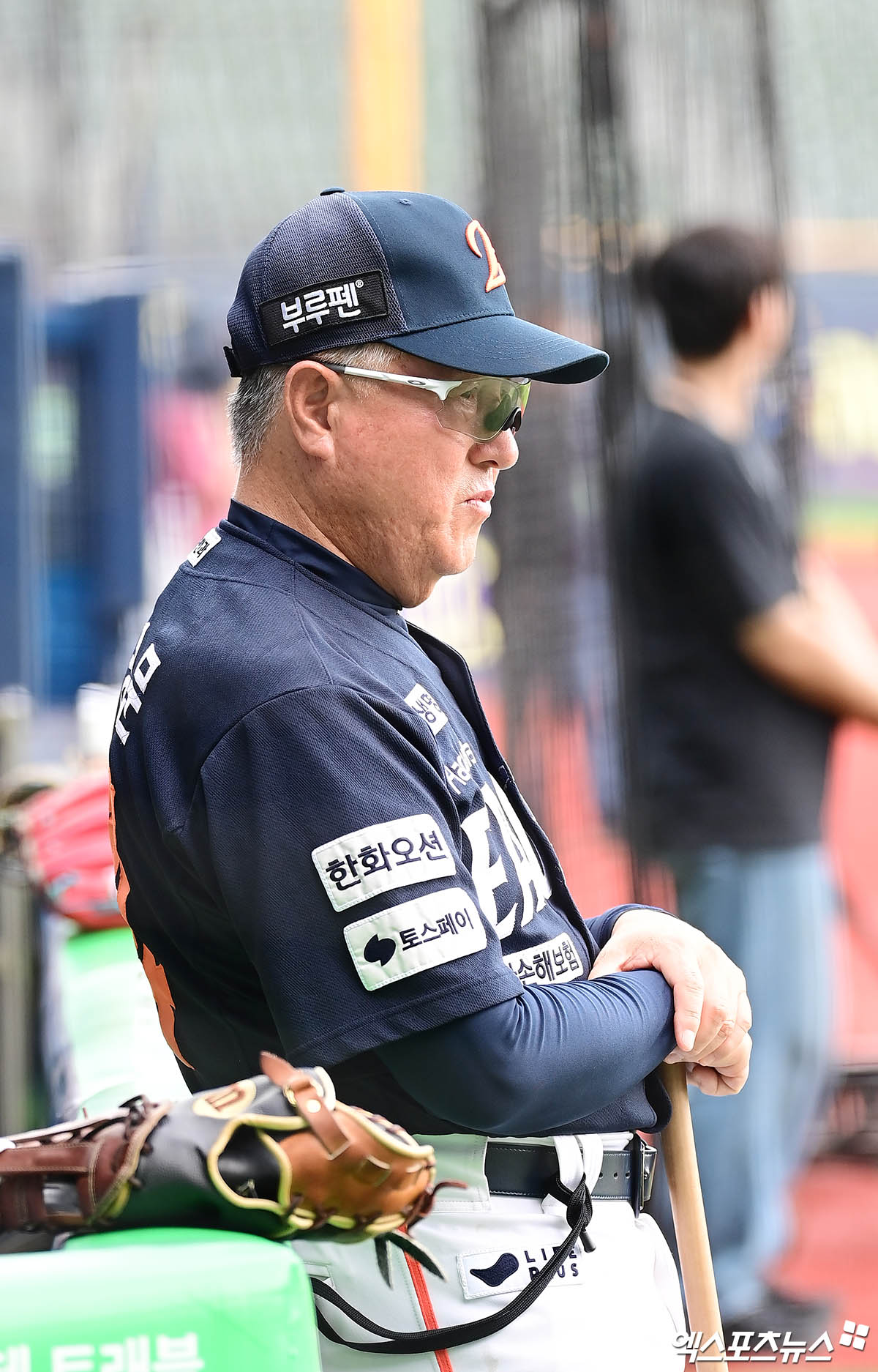 22일 오후 서울 송파구 잠실야구장에서 열리는 '2025 신한 SOL Bank KBO리그' 한화 이글스와 두산 베어스의 경기에 앞서 한화 김경문 감독이 선수단 훈련을 지켜보고 있다. 잠실, 박지영 기자