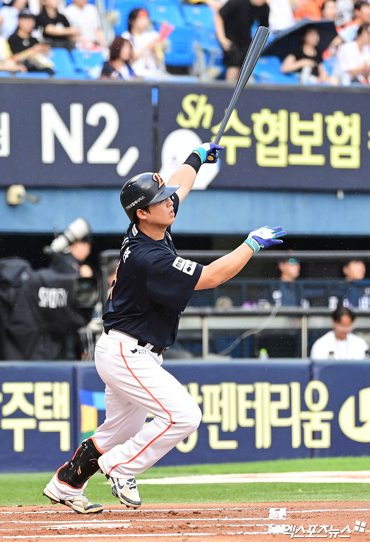 22일 오후 서울 송파구 잠실야구장에서 열린 '2025 신한 SOL Bank KBO리그' 한화 이글스와 두산 베어스의 경기, 2회초 한화 선두타자 노시환이 두산 선발투수 잭 로그 상대로 솔로 홈런을 때려내고 있다. 잠실, 박지영 기자