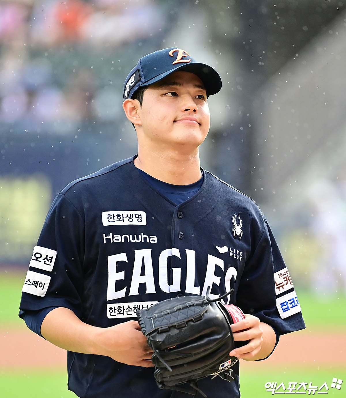 22일 오후 서울 송파구 잠실야구장에서 열린 '2025 신한 SOL Bank KBO리그' 한화 이글스와 두산 베어스의 경기, 1회말 한화 선발투수 문동주가 삼자범퇴로 이닝을 마친 뒤 더그아웃으로 향하고 있다. 잠실, 박지영 기자