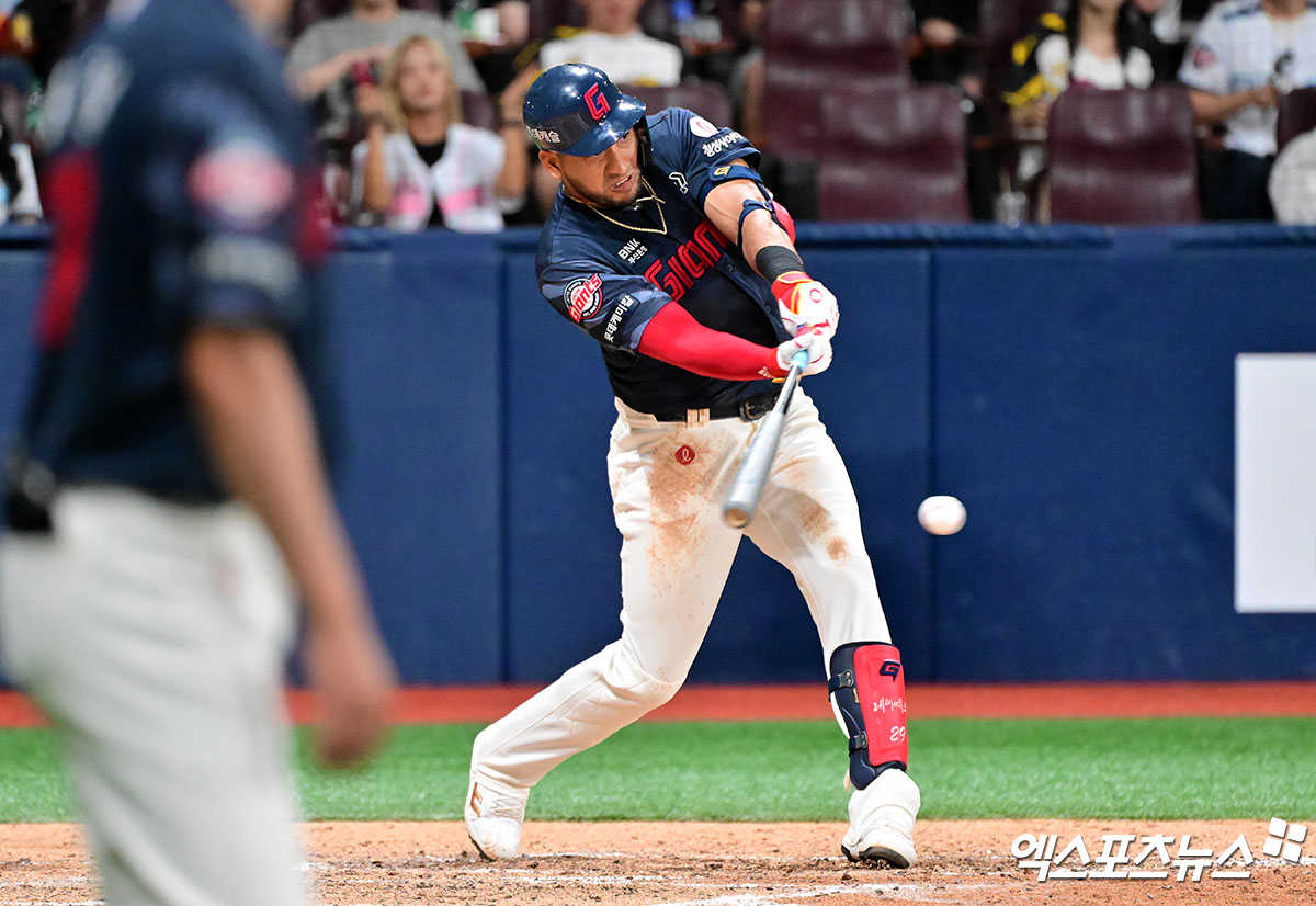 22일 오후 서울 구로구 고척스카이돔에서 열린 '2025 신한 SOL Bank KBO리그' 롯데 자이언츠와 키움 히어로즈의 경기, 5회초 2사 2,3루 롯데 레이예스가 2타점 적시타를 날리고 있다. 엑스포츠뉴스 고척, 김한준 기자