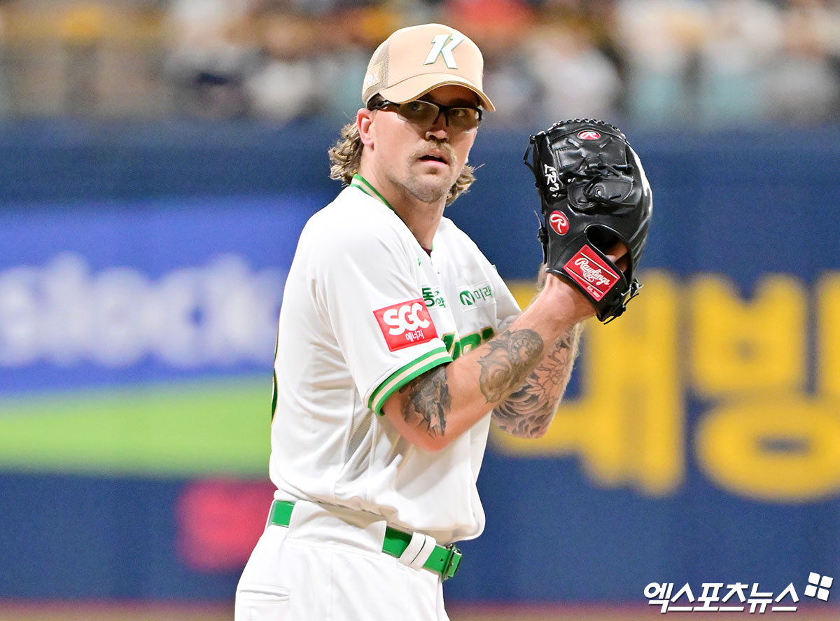 22일 오후 서울 구로구 고척스카이돔에서 열린 '2025 신한 SOL Bank KBO리그' 롯데 자이언츠와 키움 히어로즈의 경기, 1회초 키움 선발투수 웰스가 공을 힘차게 던지고 있다. 엑스포츠뉴스 고척, 김한준 기자