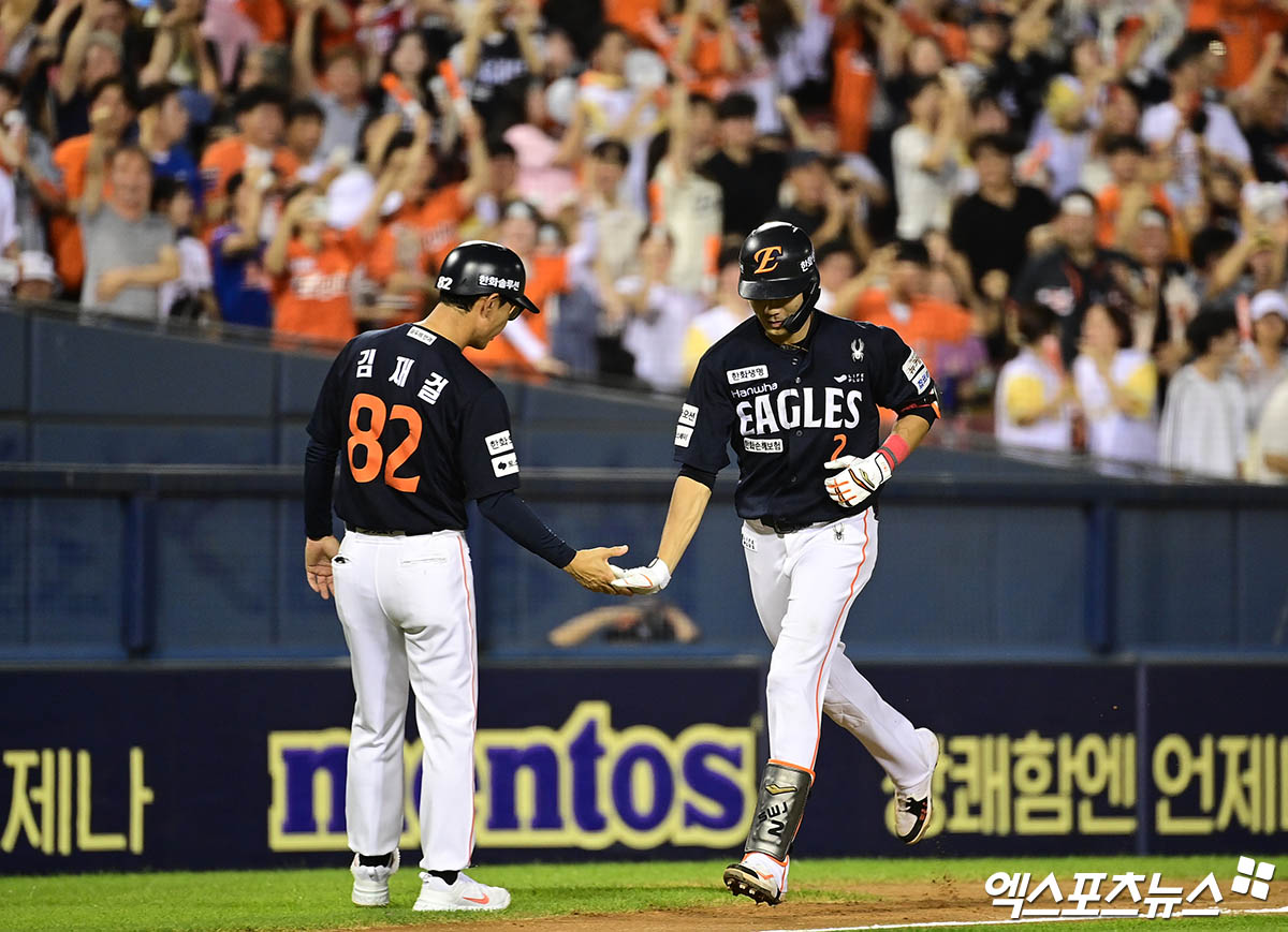 22일 오후 서울 송파구 잠실야구장에서 열린 '2025 신한 SOL Bank KBO리그' 한화 이글스와 두산 베어스의 경기, 9회초 2사 한화 심우준이 두산 최원준을 상대로 솔로 홈런을 때려냈다. 잠실, 박지영 기자
