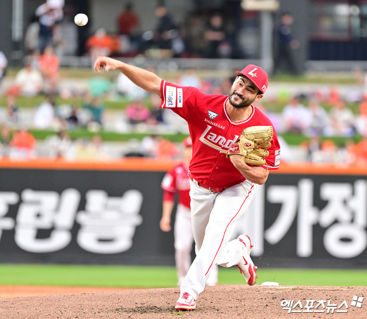 17일 오후 대전 한화생명 볼파크에서 열린 '2025 신한 SOL Bank KBO리그' SSG 랜더스와 한화 이글스의 더블헤더 2차전 경기, 1회말 SSG 선발투수 화이트가 공을 힘차게 던지고 있다. 엑스포츠뉴스 DB