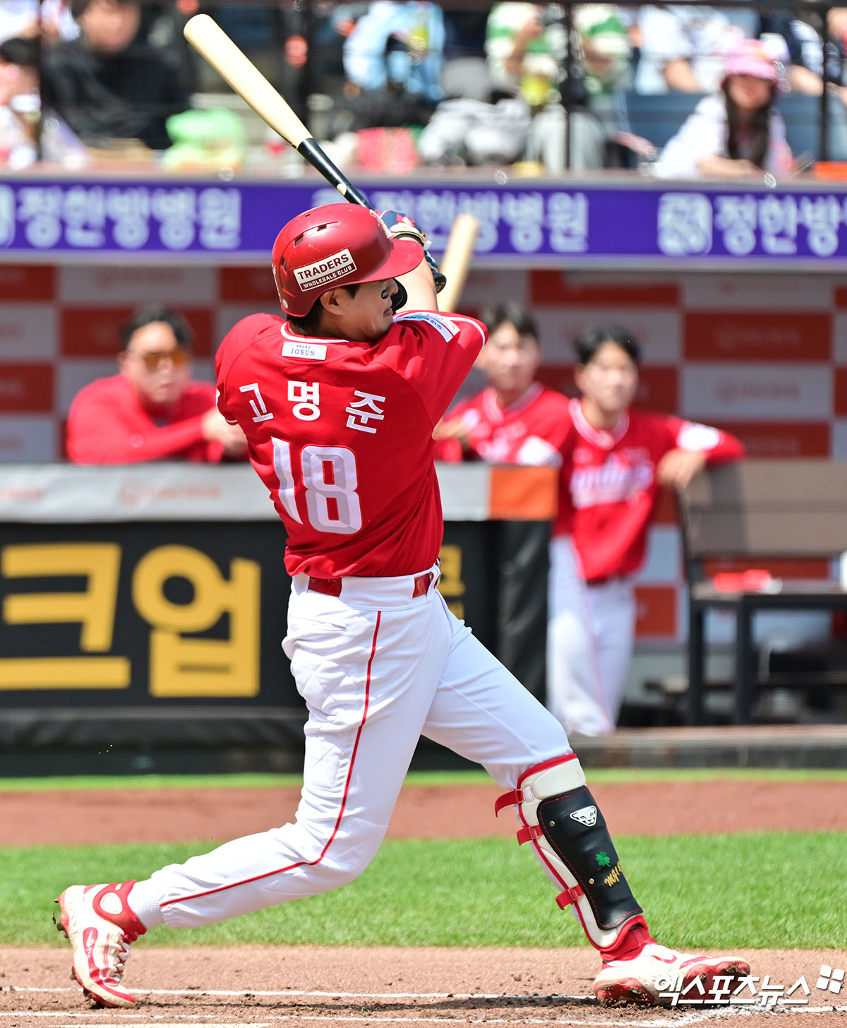 18일 오후 대전 한화생명 볼파크에서 열린 '2025 신한 SOL Bank KBO리그' SSG 랜더스와 한화 이글스의 경기, 1회초 2사 1,2루 SSG 고명준이 1타점 적시타를 날리고 있다. 엑스포츠뉴스 DB