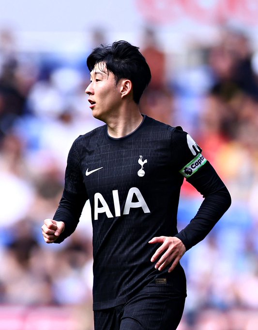 영국 유력지 '텔레그래프'의 맷 로 기자는 22일 '토트넘이 손흥민의 올여름 이적 여부를 결정하지 못하는 결정적인 이유는 손흥민이 아시아 투어에서 핵심 선수로 분류돼 있기 때문'이라고 밝혔다. 그는 '만약 손흥민이 투어 명단에서 빠지면, 토트넘은 투어 주최측으로부터 지급받는 경기 출전 수당의 75%를 잃게 된다. 손흥민이 투어에 동행하더라도 경기에 출전하지 않으면, 수익은 50% 가량 줄어든다'고 덧붙였다. 토트넘 홋스퍼