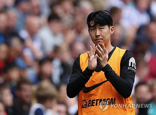 영국 유력지 '텔레그래프'의 맷 로 기자는 22일 '토트넘이 손흥민의 올여름 이적 여부를 결정하지 못하는 결정적인 이유는 손흥민이 아시아 투어에서 핵심 선수로 분류돼 있기 때문'이라고 밝혔다. 그는 '만약 손흥민이 투어 명단에서 빠지면, 토트넘은 투어 주최측으로부터 지급받는 경기 출전 수당의 75%를 잃게 된다. 손흥민이 투어에 동행하더라도 경기에 출전하지 않으면, 수익은 50% 가량 줄어든다'고 덧붙였다. 연합뉴스