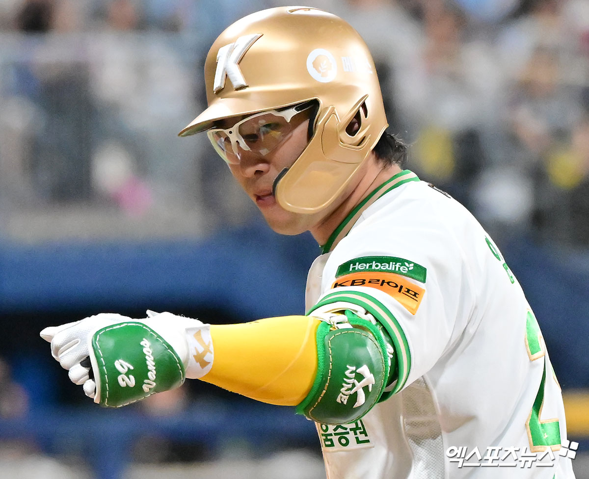  22일 오후 서울 구로구 고척스카이돔에서 열린 '2025 신한 SOL Bank KBO리그' 롯데 자이언츠와 키움 히어로즈의 경기, 5회말 1사 키움 임지열이 좌전안타를 날린 후 귀루하고 있다. 엑스포츠뉴스 고척, 김한준 기자