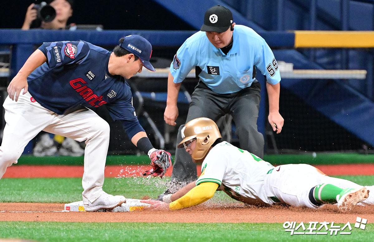 22일 오후 서울 구로구 고척스카이돔에서 열린 '2025 신한 SOL Bank KBO리그' 롯데 자이언츠와 키움 히어로즈의 경기, 1회말 1사 2루 키움 임지열이 3루 도루에 성공하고 있다. 엑스포츠뉴스 고척, 김한준 기자