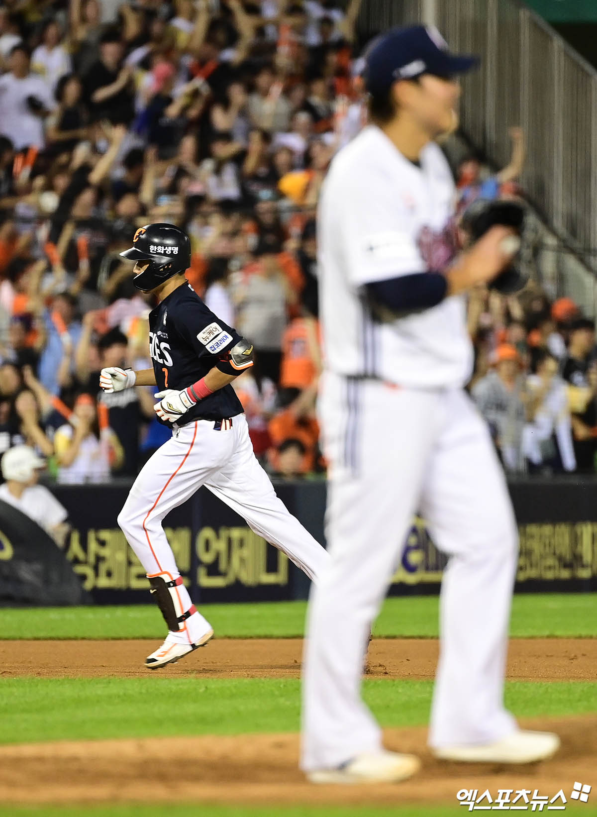 한화 이글스 심우준이 22일 잠실 두산 베어스전에서 홈런을 친 뒤 베이스를 돌고 있다. 잠실, 박지영 기자