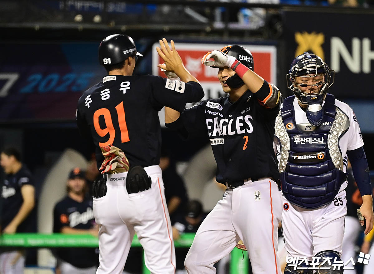 한화 이글스 심우준이 22일 잠실 두산 베어스전에서 홈런을 친 뒤 추승우 코치와 하이파이브하고 있다. 잠실, 박지영 기자