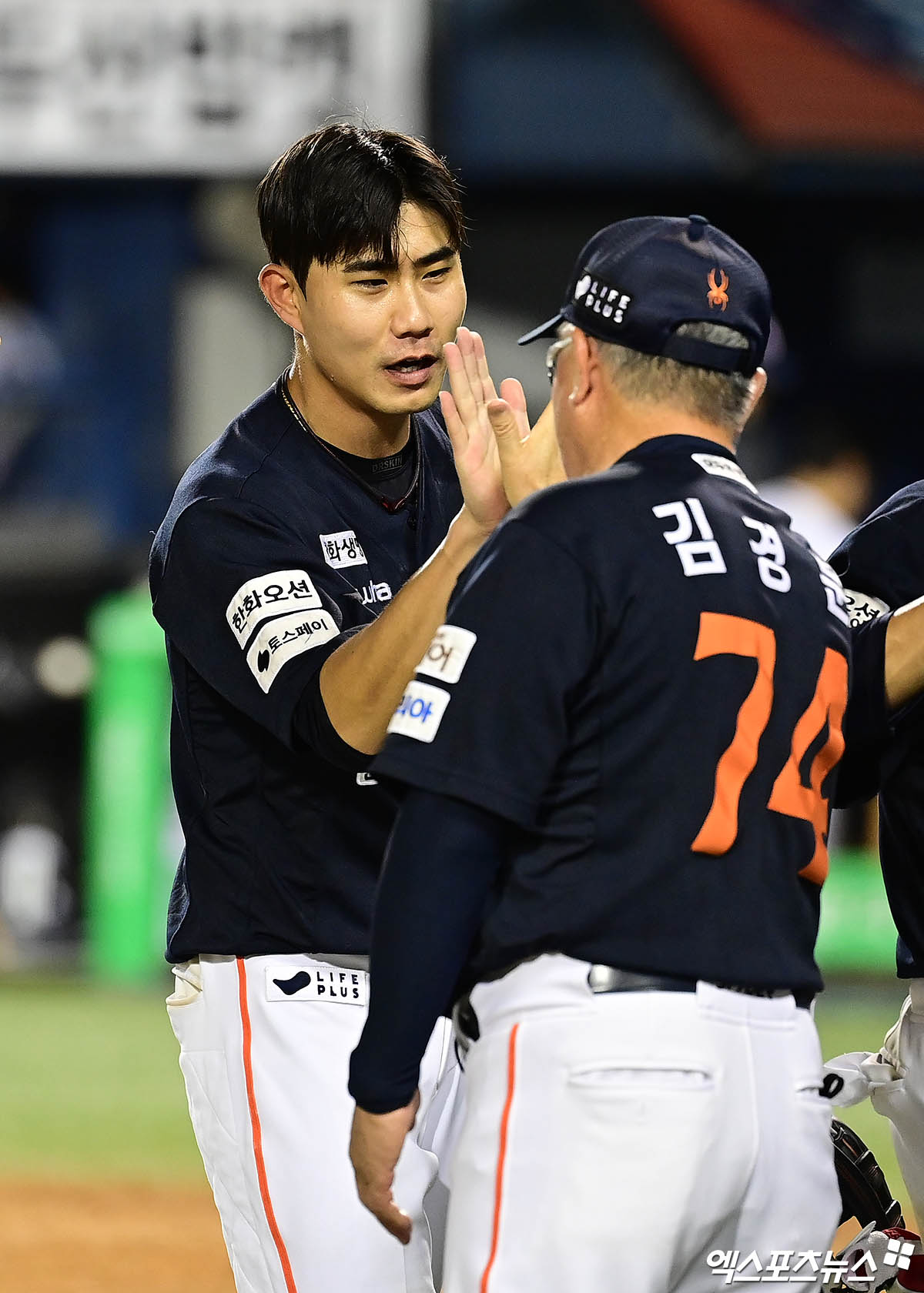 한화 이글스 심우준이 22일 잠실 두산 베어스전에서 승리한 뒤 김경문 감독과 하이파이브하고 있다. 잠실, 박지영 기자