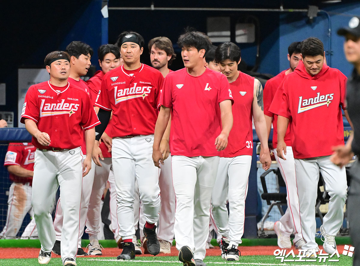 19일 오후 서울 구로구 고척스카이돔에서 열린 '2025 신한 SOL Bank KBO리그' SSG 랜더스와 키움 히어로즈의 경기, SSG가 한유섬 최지훈의 솔로 홈런과 석정우의 역전 투런 홈런에 힘입어 키움에 4:2 역전승을 거뒀다.  이날 경기에서 승리한 SSG 선수들이 기뻐하고 있다. 엑스포츠뉴스 DB