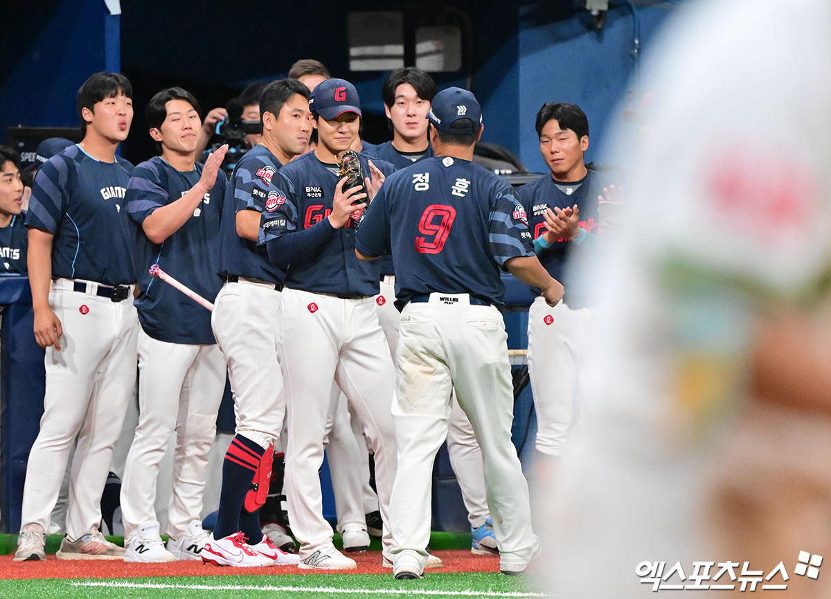 22일 오후 서울 구로구 고척스카이돔에서 열린 '2025 신한 SOL Bank KBO리그' 롯데 자이언츠와 키움 히어로즈의 경기, 6회말 수비를 마친 롯데 홍민기가 하이파이브를 하고 있다. 엑스포츠뉴스 고척, 김한준 기자